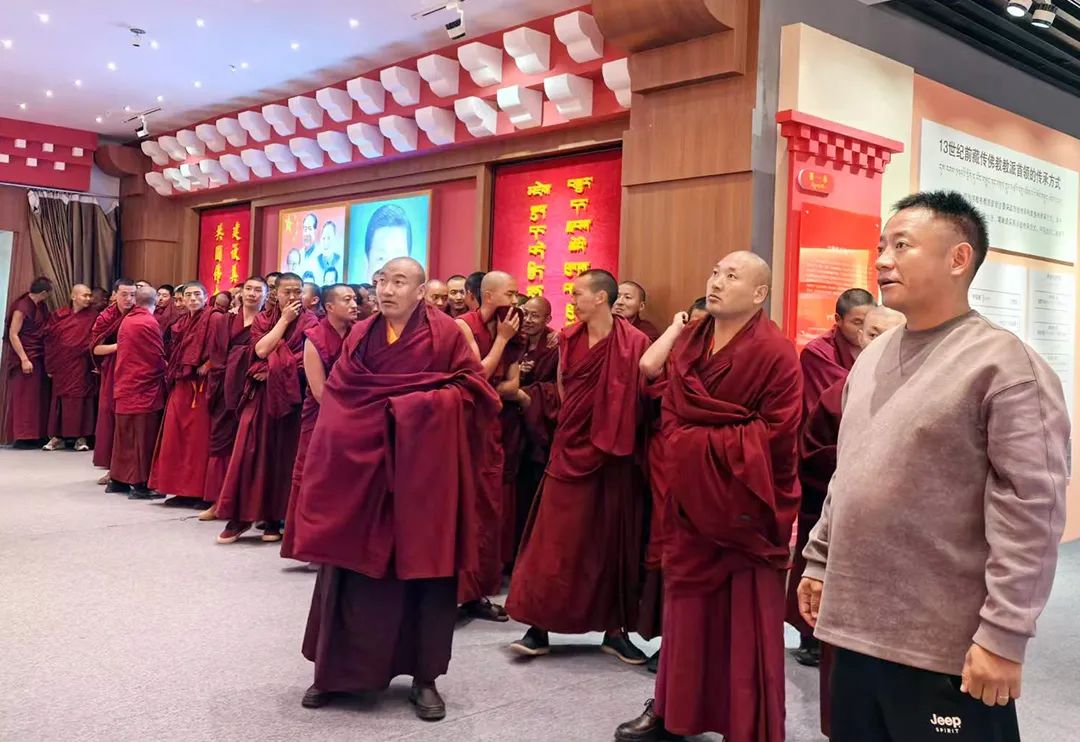 拉萨市哲蚌寺管委会组织僧人集中参观拉萨市藏传佛教活佛转世专题展