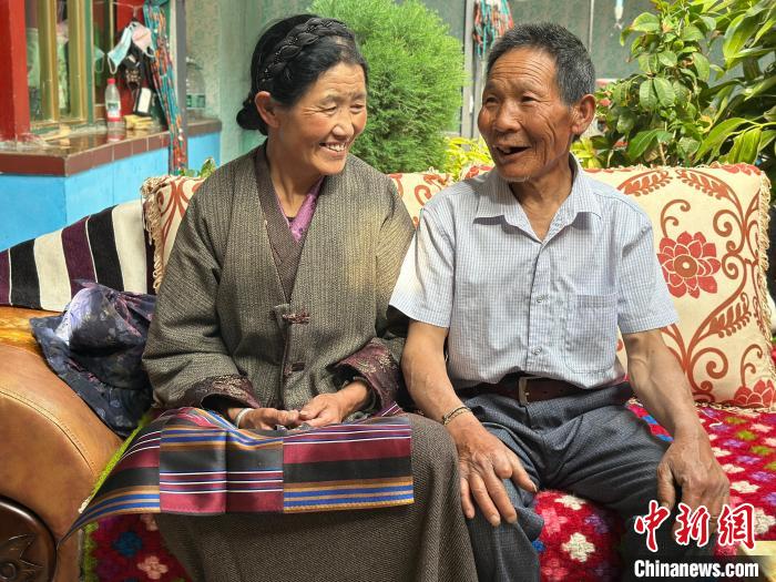 雅魯藏布江畔一墻照片 定格民族團結的溫暖時光