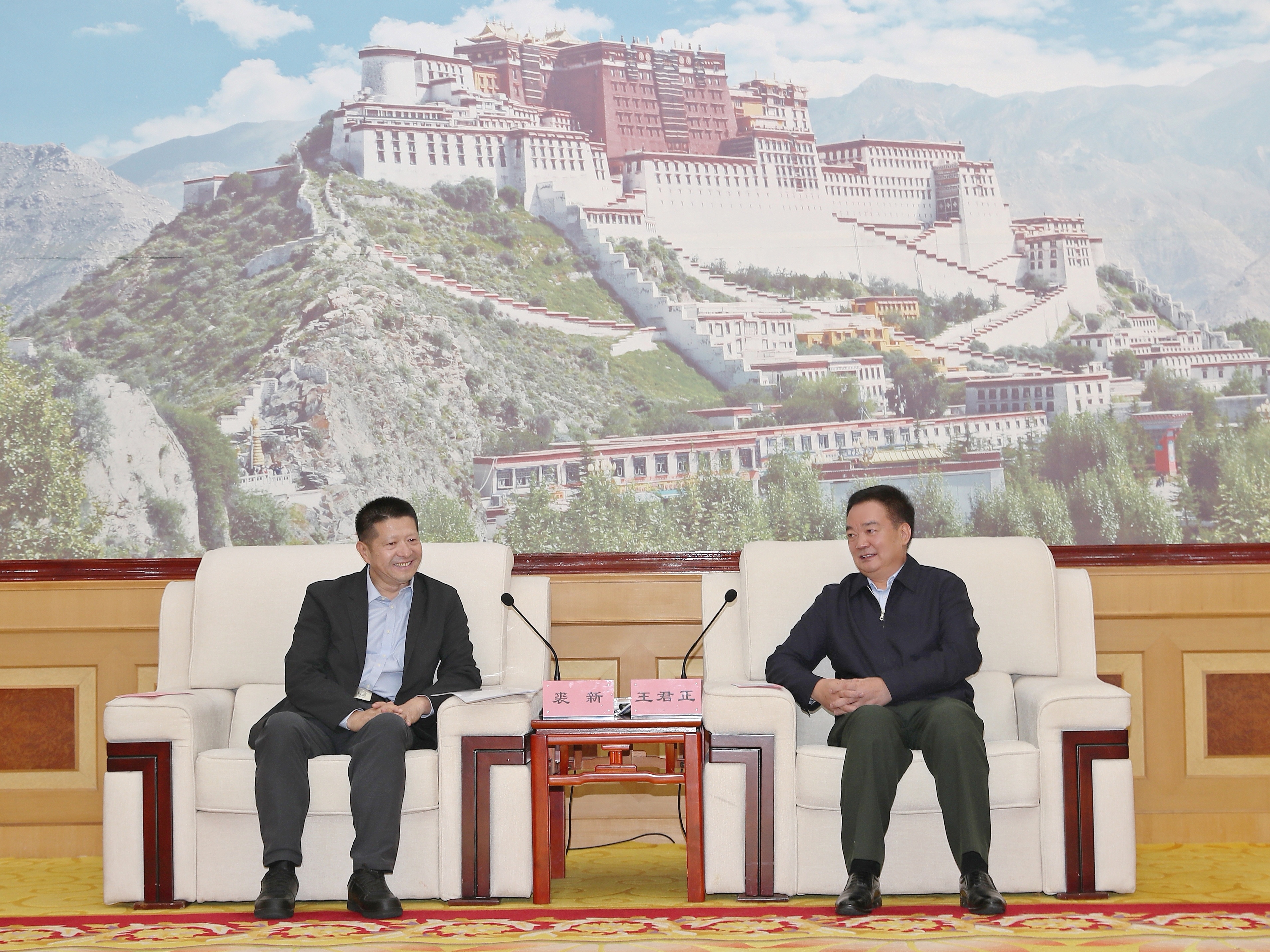 王君正与复旦大学党委书记裘新座谈