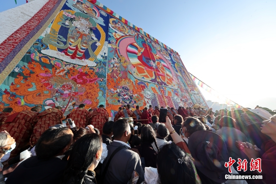 西藏扎什倫布寺展出無量光佛巨幅唐卡佛像