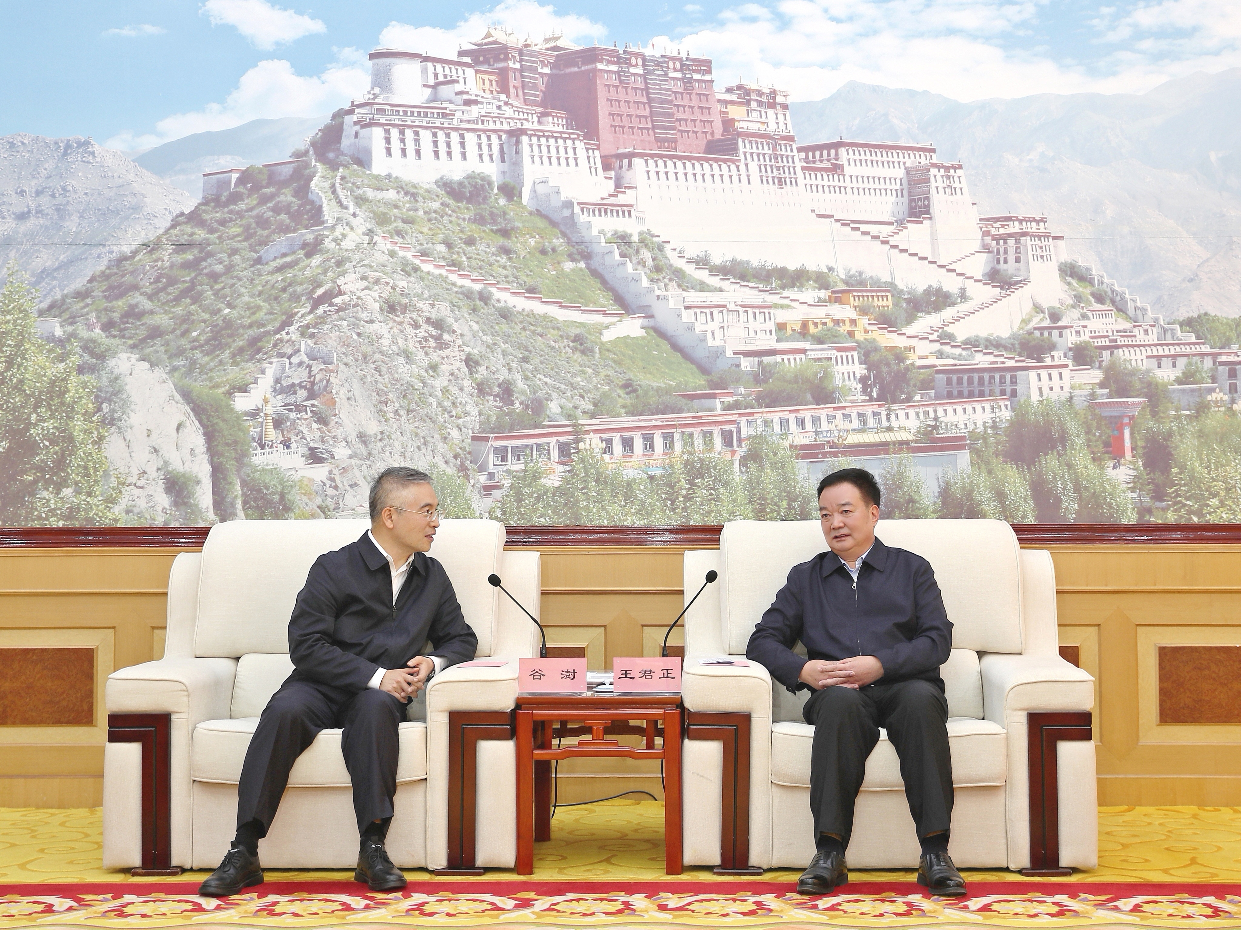 王君正与中国农业银行董事长谷澍座谈