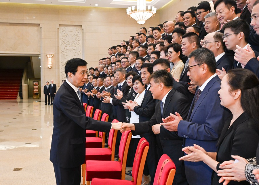 全国非公有制经济人士优秀中国特色社会主义事业建设者表彰大会在京召开 王沪宁出席并讲话