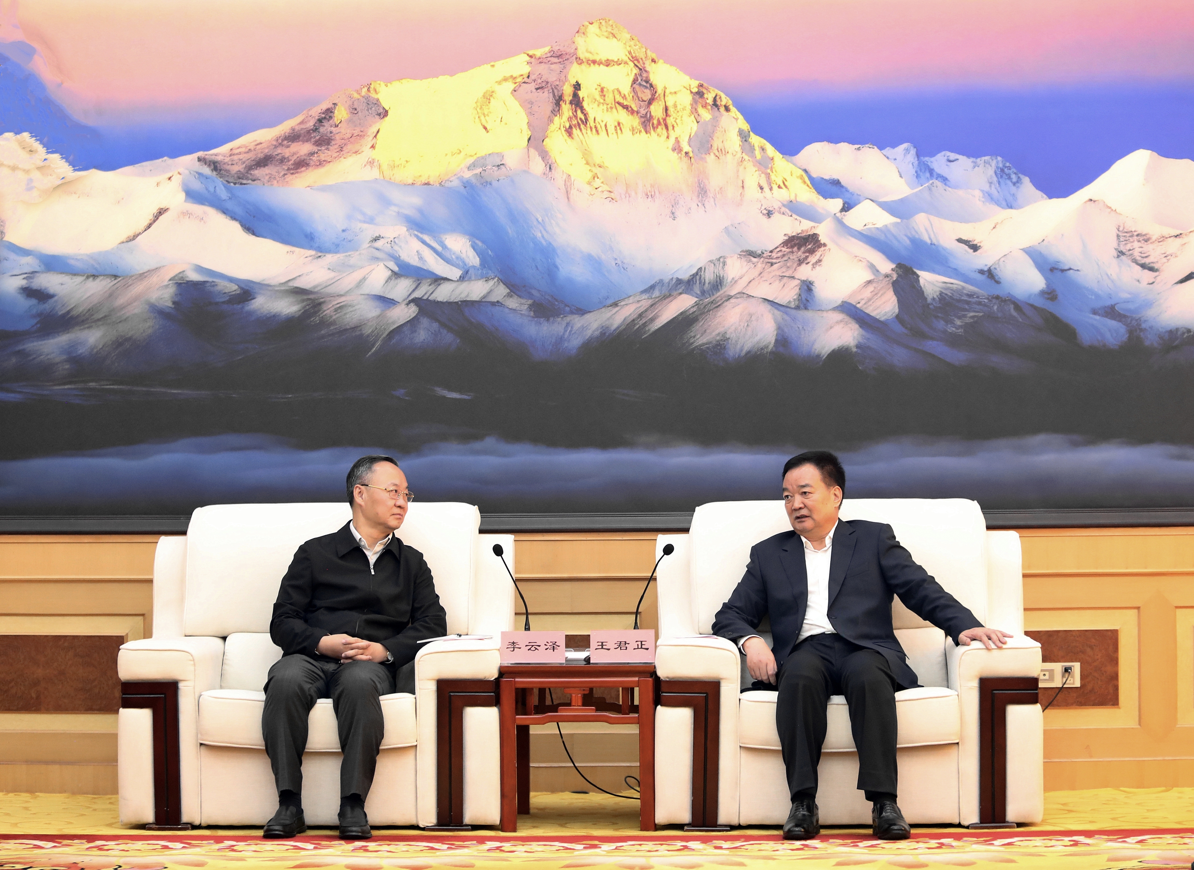 王君正与国家金融监督管理总局局长李云泽座谈
