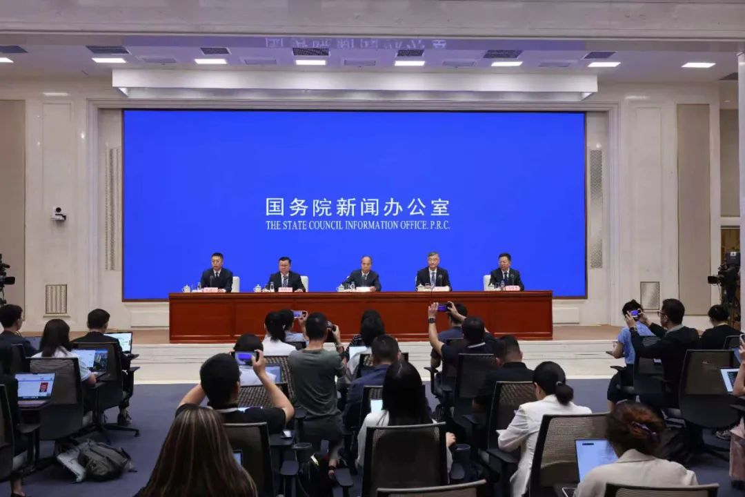 “十四五”期間，中央統(tǒng)戰(zhàn)部會同全國工商聯(lián)堅持和落實“兩個毫不動搖”，著力促進“兩個健康”