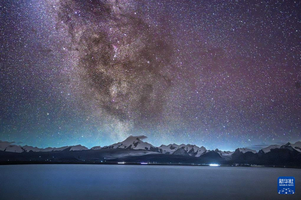 西藏日喀則：在佩枯錯(cuò)邂逅銀河與流星