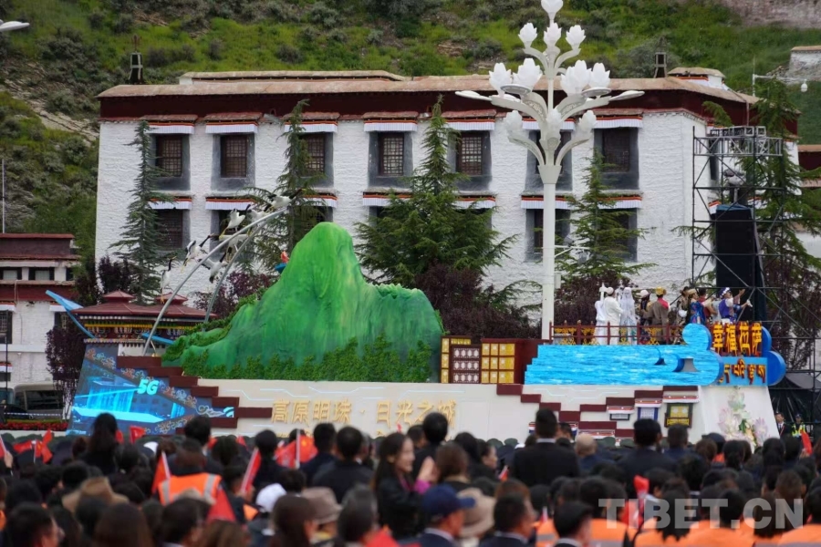 圖文快訊：西藏自治區(qū)成立60周年慶祝大會群眾游行七地市彩車精彩紛呈
