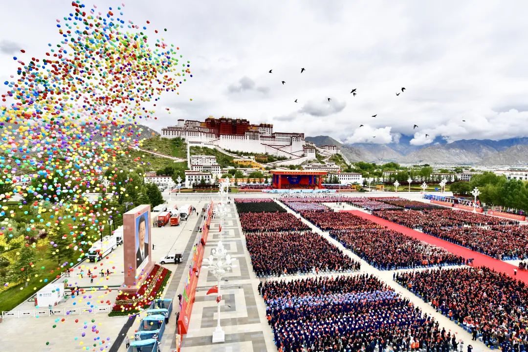 庆祝！人民的节日！