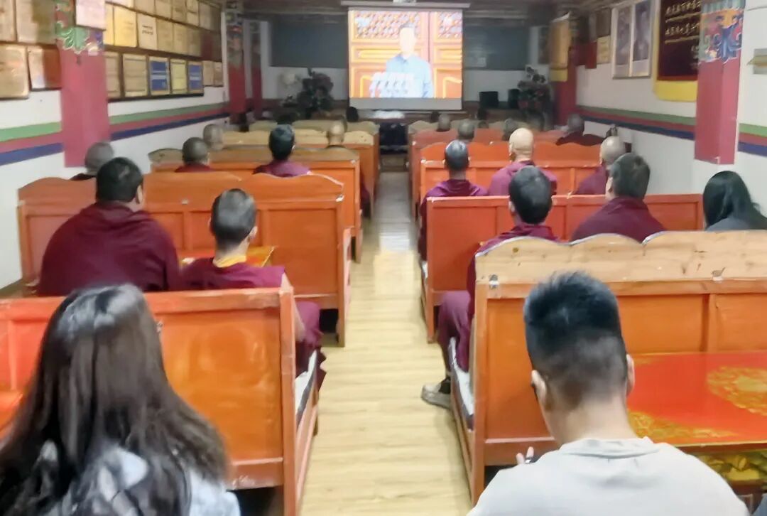 拉薩市哲蚌寺管委會(huì)組織干僧集中觀看紀(jì)念中國(guó)人民抗日戰(zhàn)爭(zhēng)暨世界反法西斯戰(zhàn)爭(zhēng)勝利80周年閱兵式現(xiàn)場(chǎng)直播