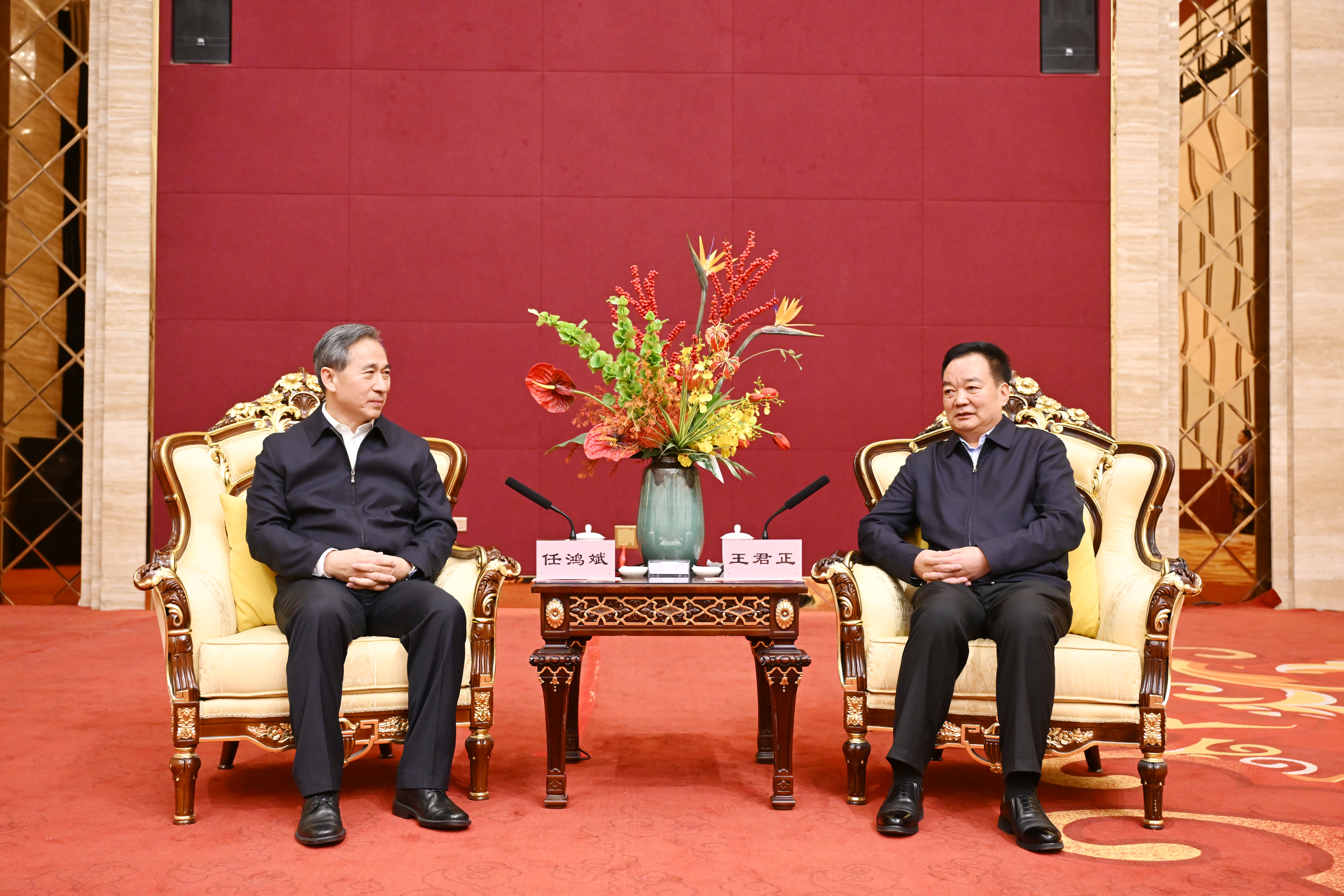王君正与中国贸促会会长任鸿斌座谈