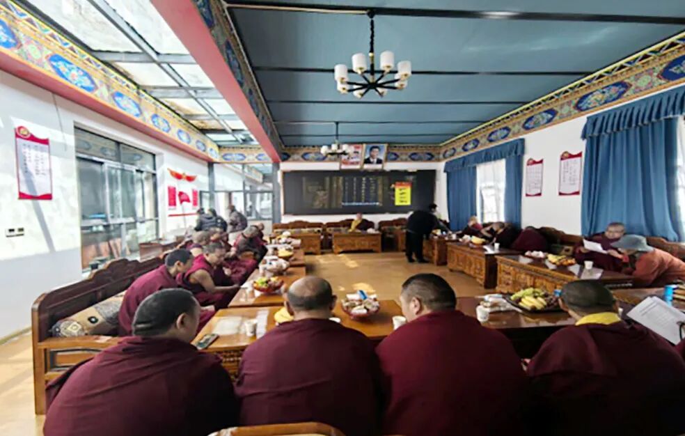 拉萨市楚布寺管委会组织开展以“欢度国庆中秋双节·干僧共创和谐稳定”为主题的座谈会