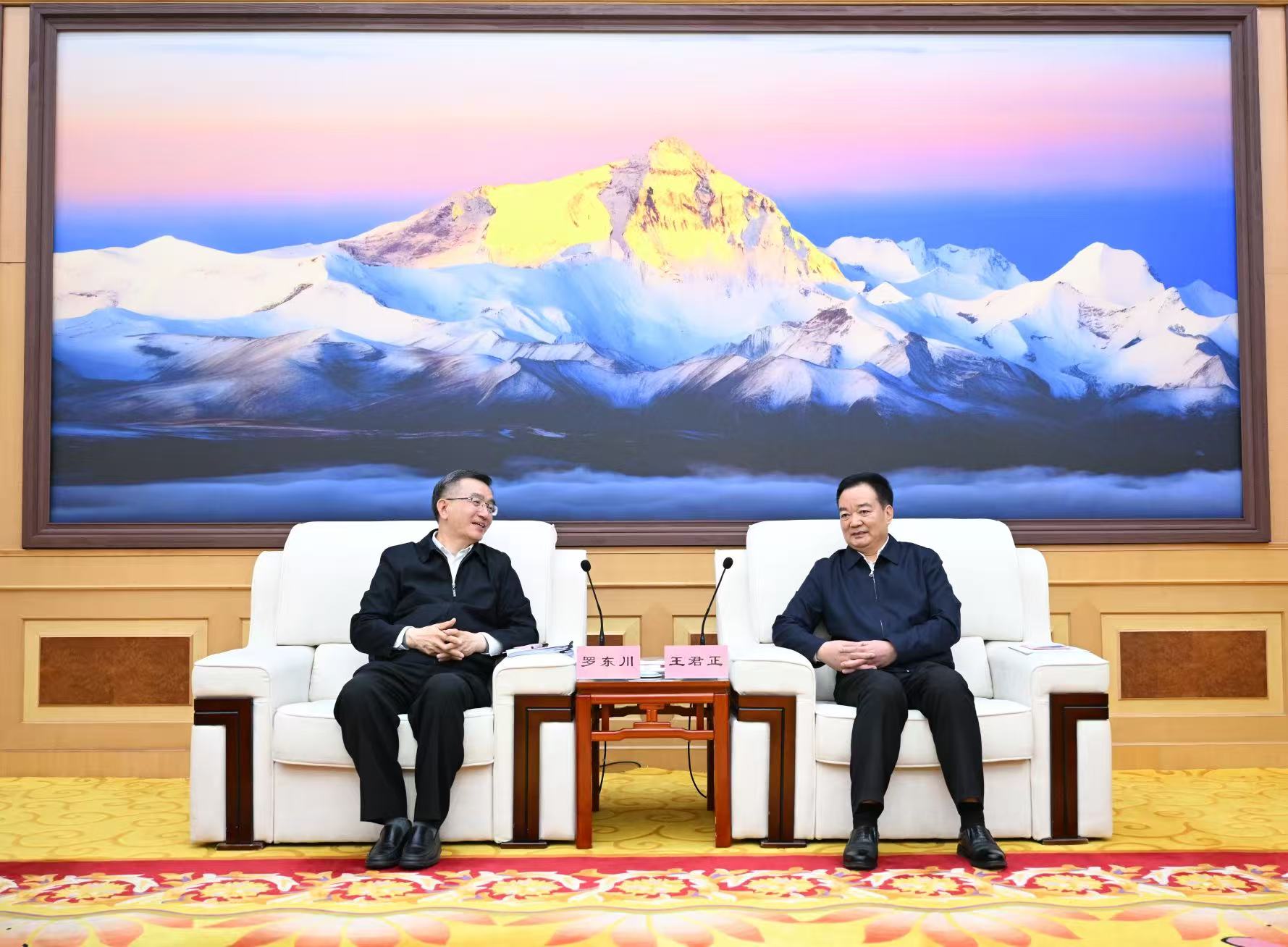王君正与青海省党政代表团座谈