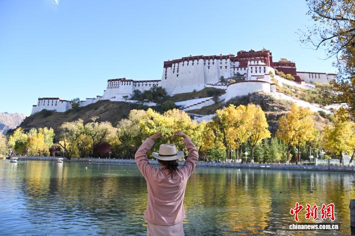 西藏宗角禄康公园秋景如画