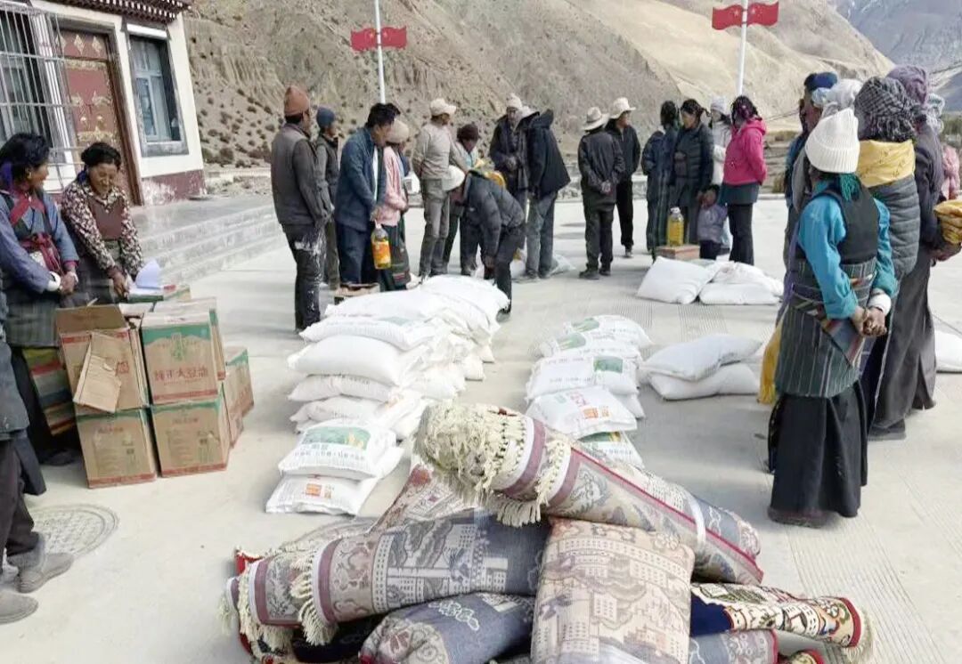 区党委统战部驻定日县私美村工作队扎实开展灾后重建群众入住关爱慰问活动 区党委统战部驻定日县私美村工作队扎实开展灾后重建群众入住关爱慰问活动