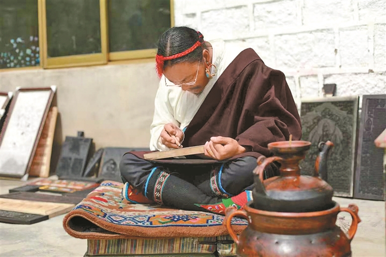 自治区级非物质文化遗产代表性传承人斯曲：守正创新，让普松雕刻古老技艺薪火相传