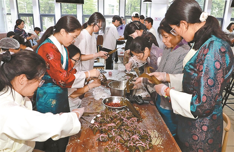 指尖传情，让石榴籽同心相拥——西藏民族大学“朋友圈”里的民族团结印记