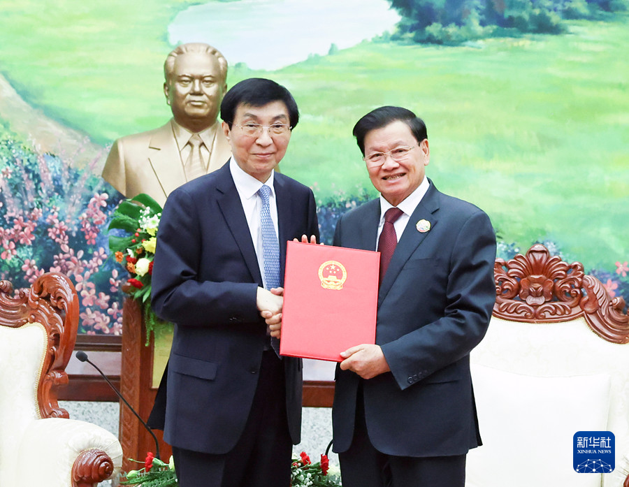 王沪宁对老挝进行正式友好访问并出席老挝建国50周年庆祝活动