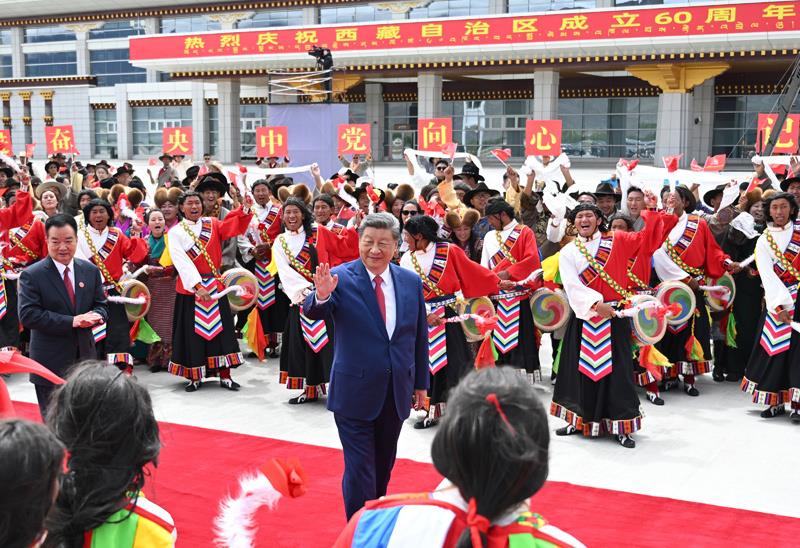 2025年8月21日，习近平总书记在拉萨出席西藏自治区成立60周年庆祝活动后，乘专机返回北京。总书记在拉萨贡嘎机场向前来欢送的各族群众挥手致意。