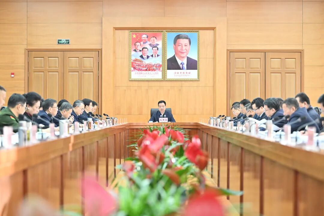 王君正主持召开自治区党委常委会会议