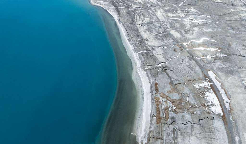 這是1月3日拍攝的佩枯錯(cuò)風(fēng)光（無人機(jī)照片）。