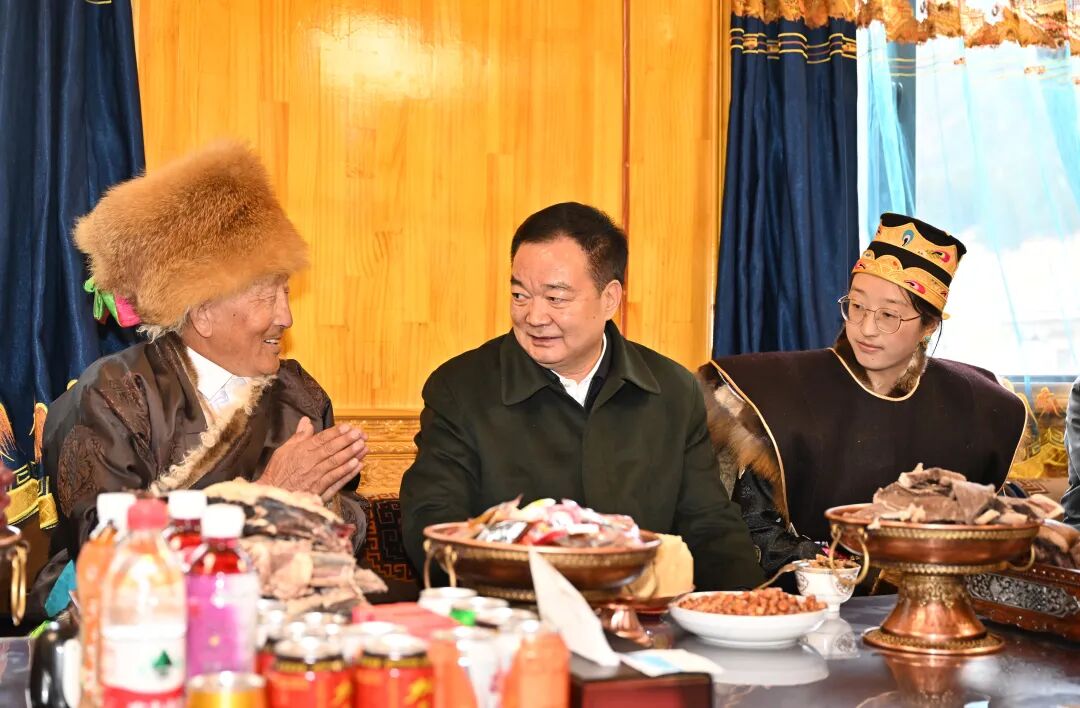 王君正与各族干部群众一起欢度新年