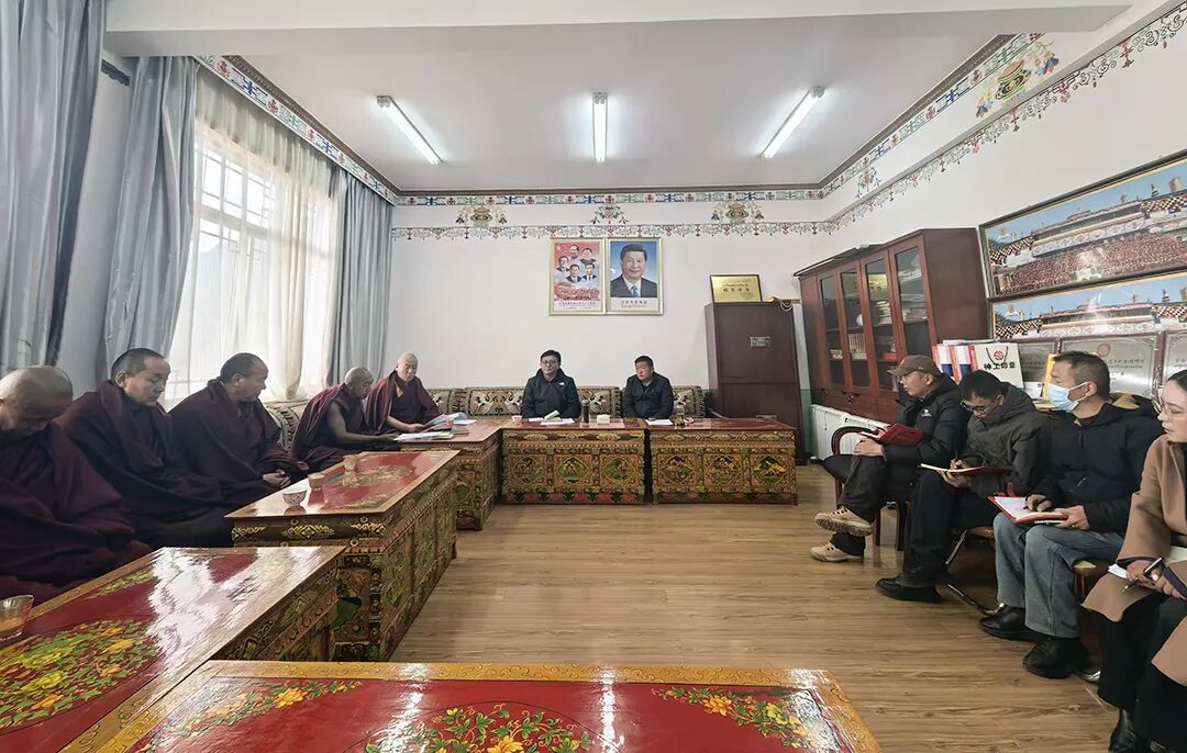 全国政协委员、宗教界代表人士江白拉桑示范宣讲全国“两会”精神