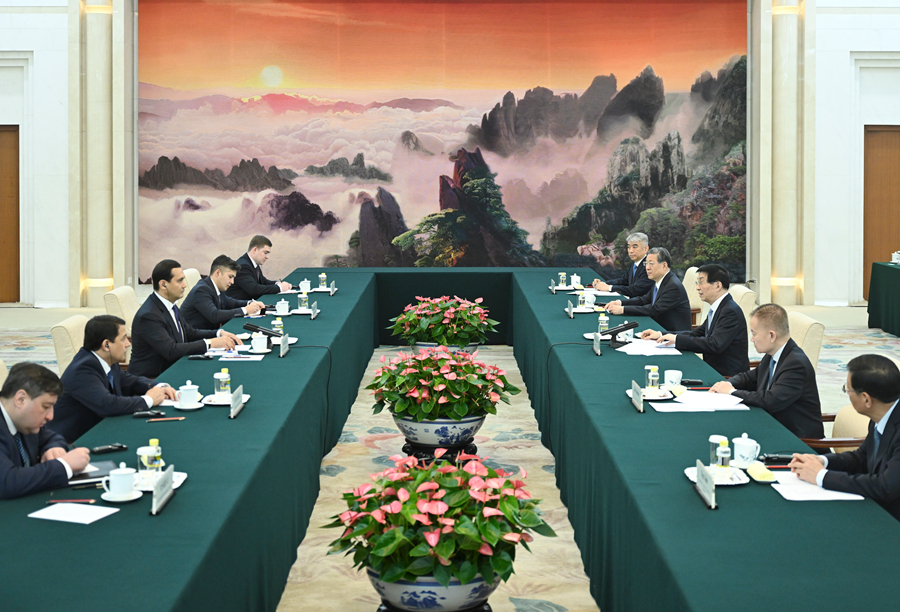 王沪宁会见乌兹别克斯坦总统战略发展顾问乌穆尔扎科夫