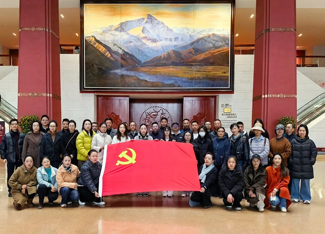 回望历史感党恩 践行使命聚同心