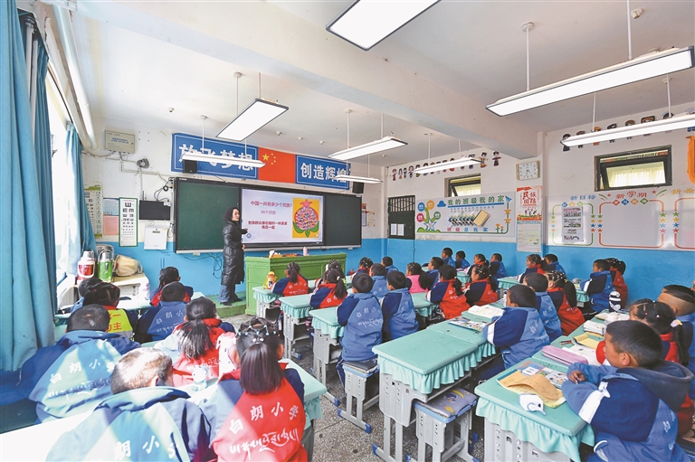 榴花开高原 万众心连心——日喀则市推动民族团结进步事业繁荣发展