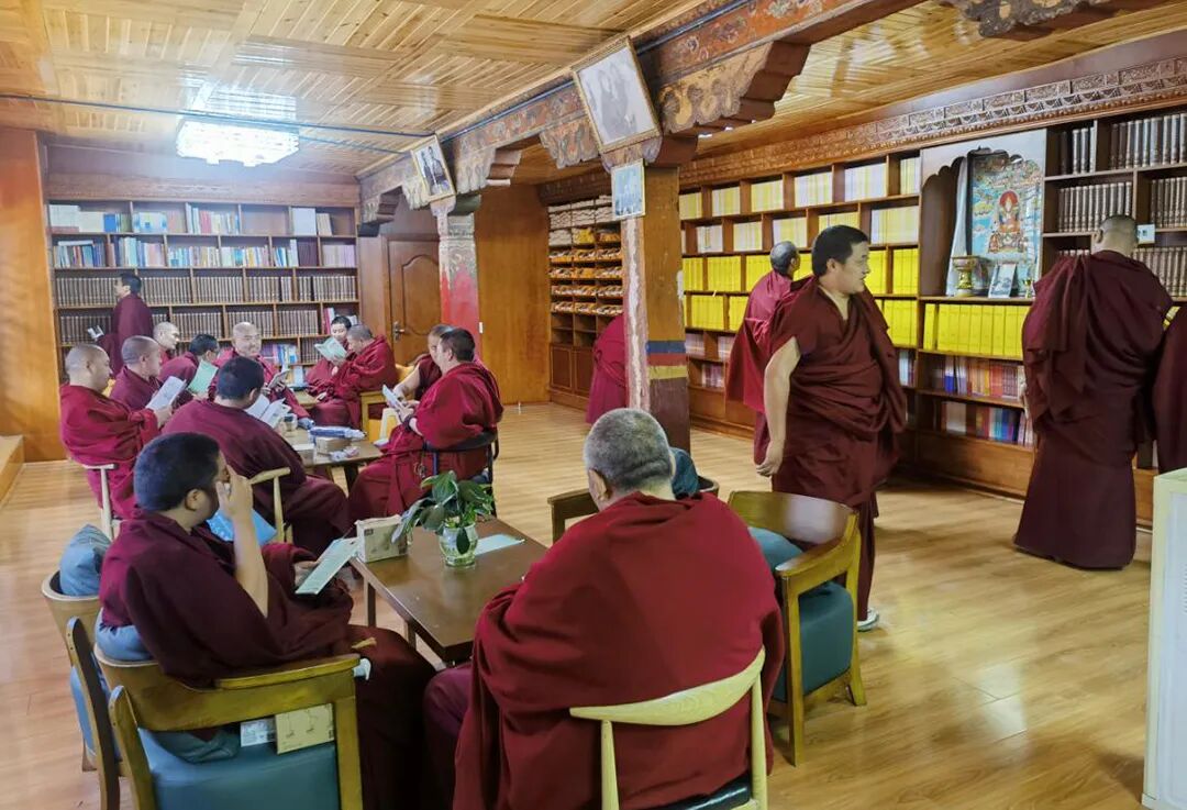 昌都市强巴林寺管委会开展书香进寺庙 同心筑家园主题阅读活动