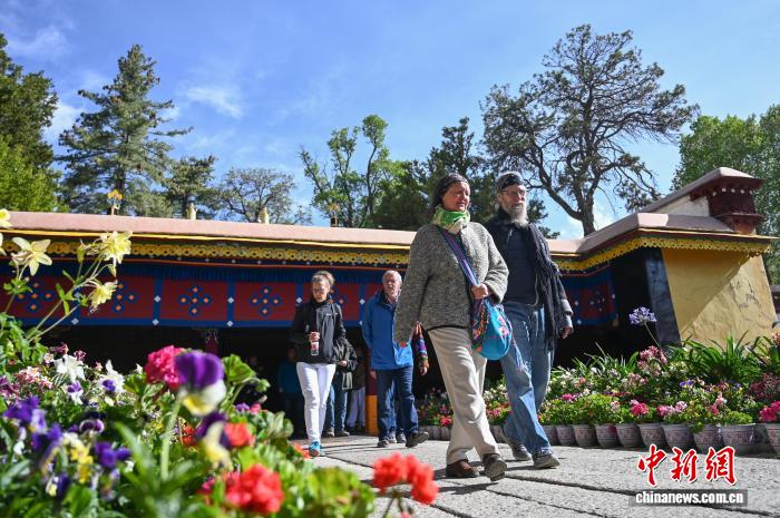 雪域高原迎游客 拉萨热门景点人气渐旺