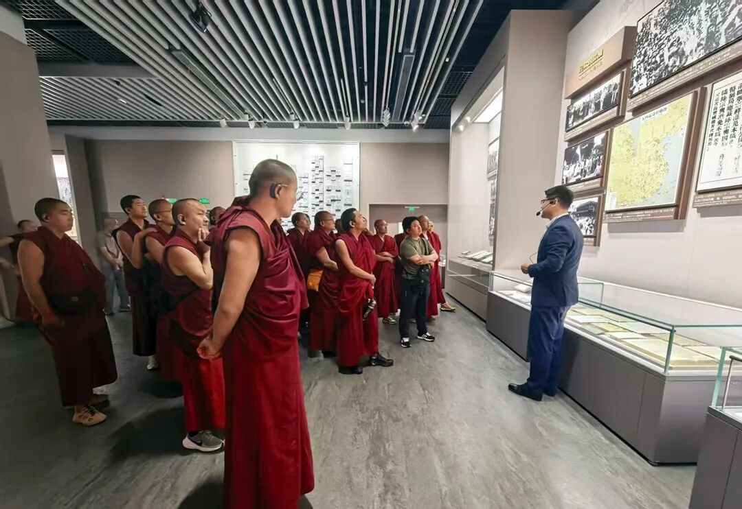哲蚌寺管委会开展“三个意识”教育暨2026年国情及爱国主义教育观摩学习活动