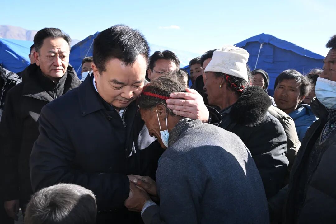 雪域君视点丨回望那一刻，人们仍会双眼泛红、泪光闪烁