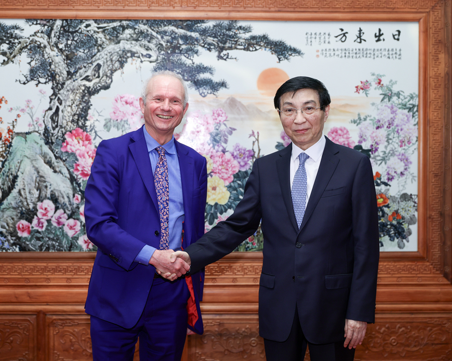 王沪宁会见英国跨党派议员代表团