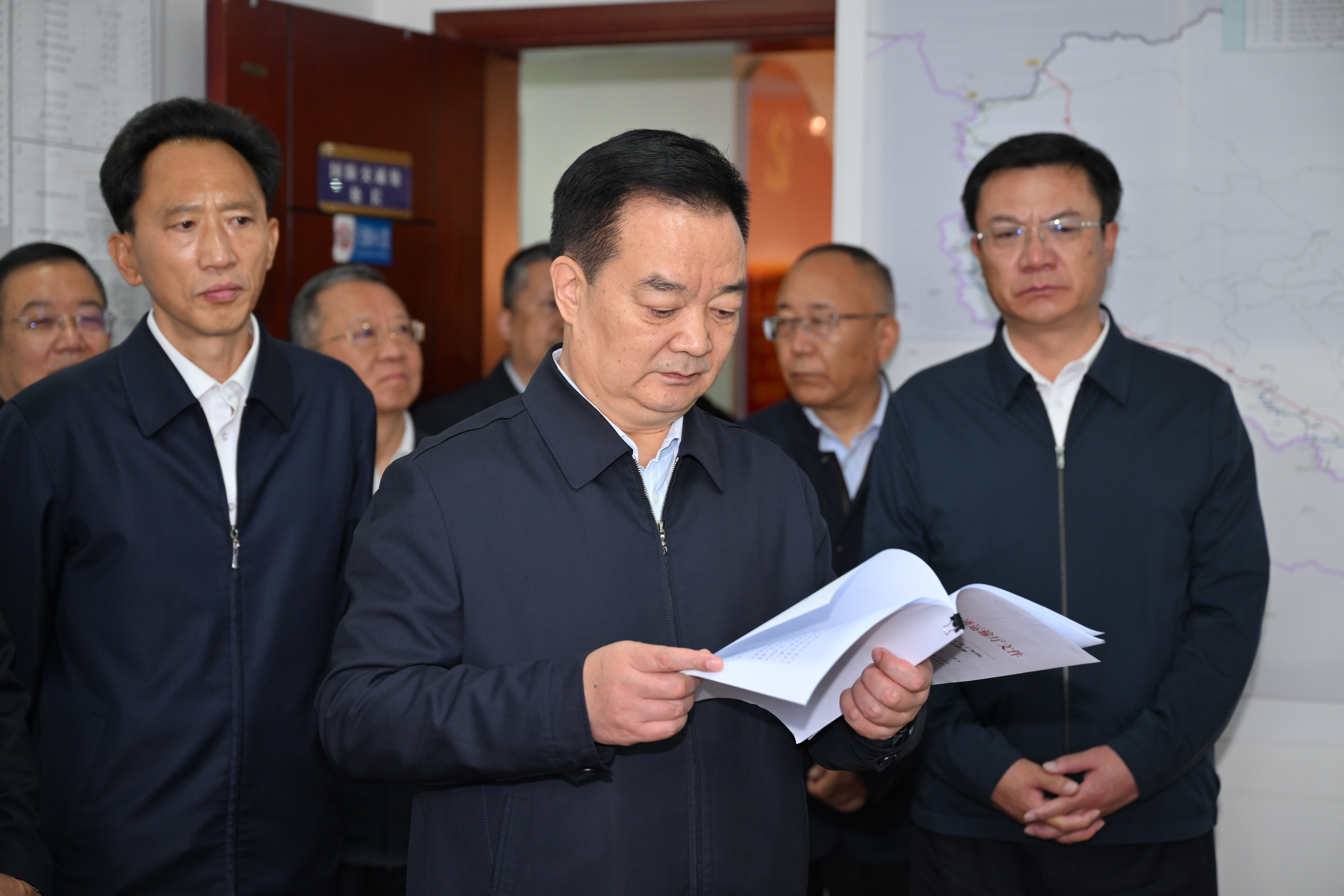 王君正：立足西藏经济社会发展全局　加快完善综合交通运输网络建设