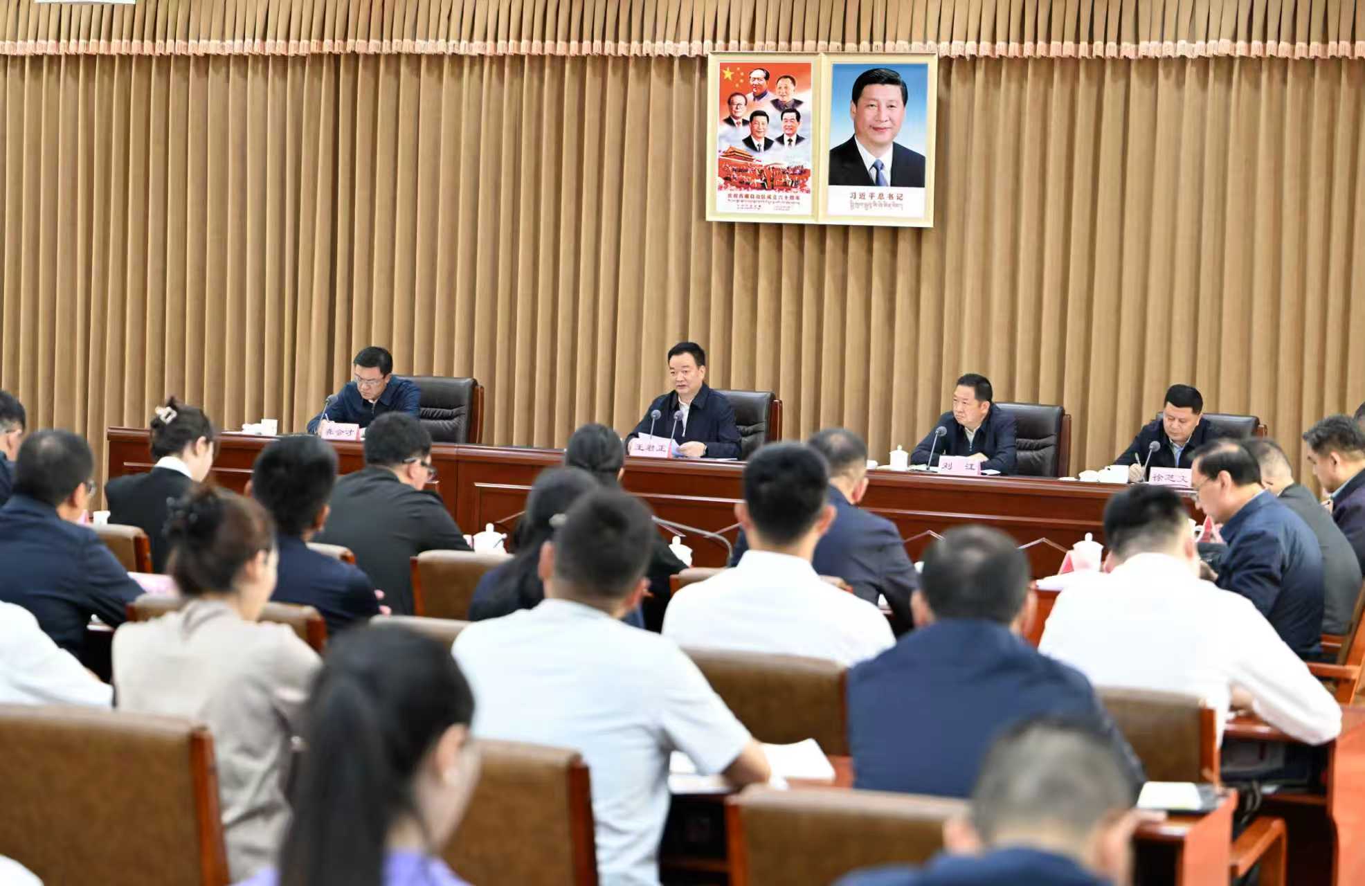王君正与自治区党委党校（区行政学院）学员教职工座谈