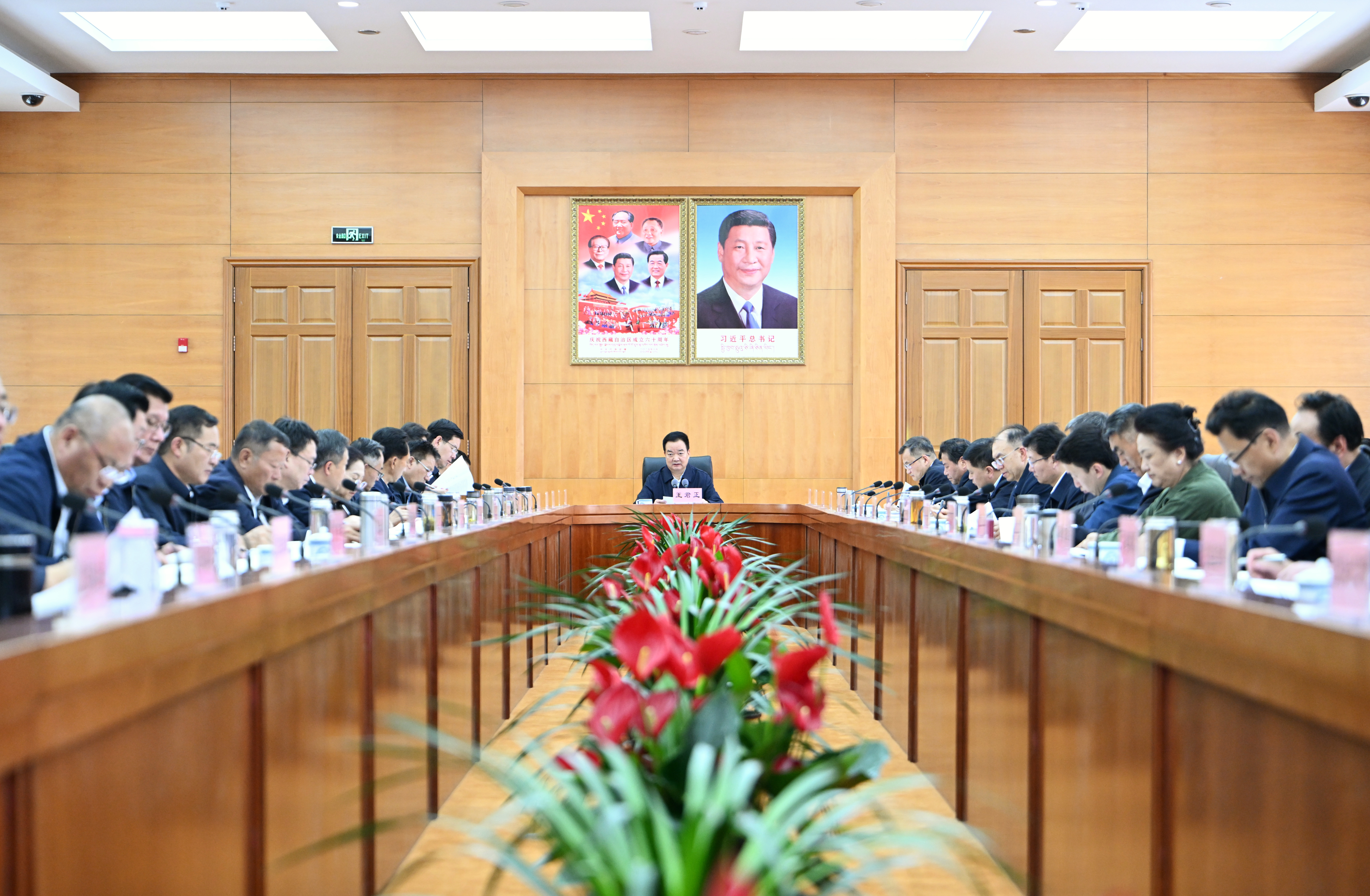 王君正主持召开自治区党委常委会会议深入学习习近平党建思想