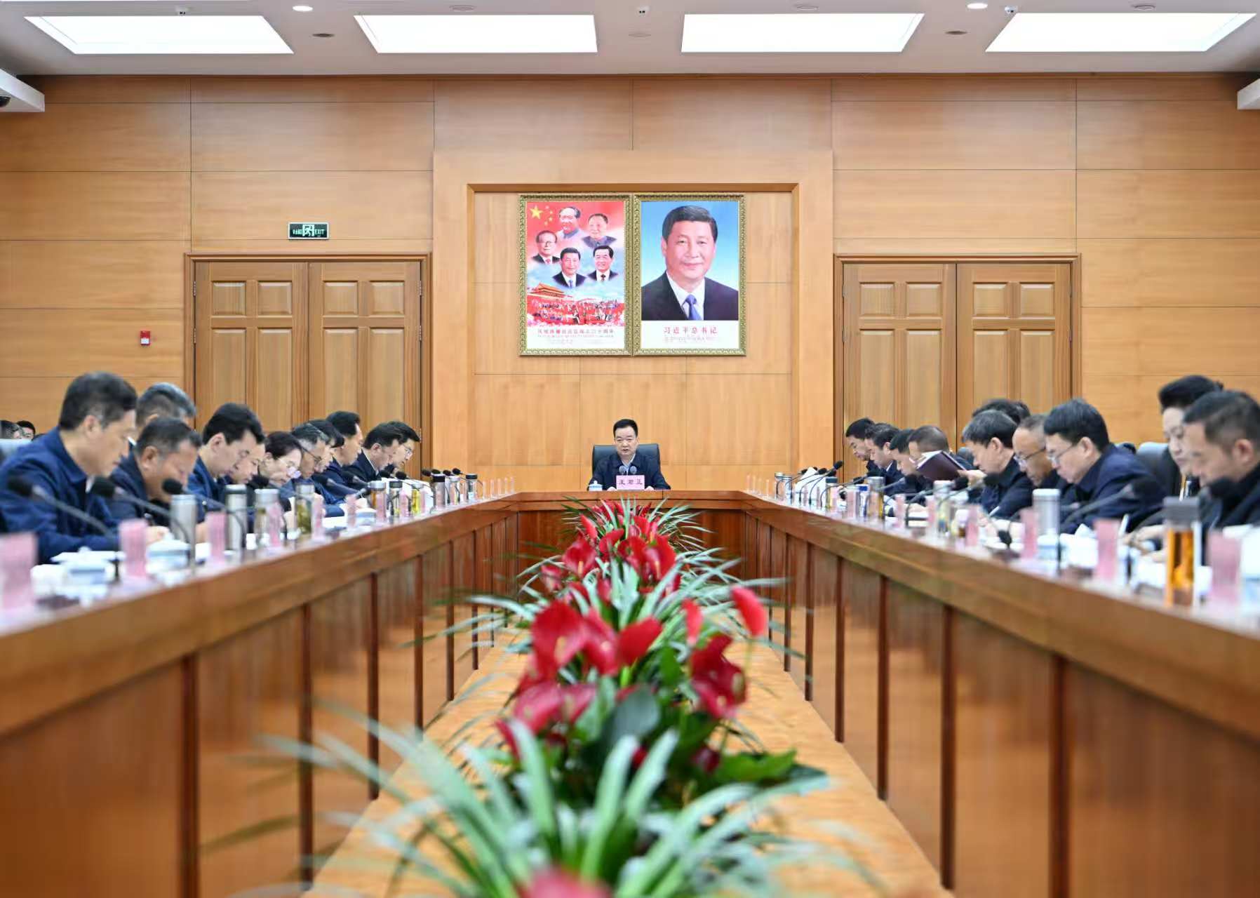 王君正主持召开自治区党委常委会会议