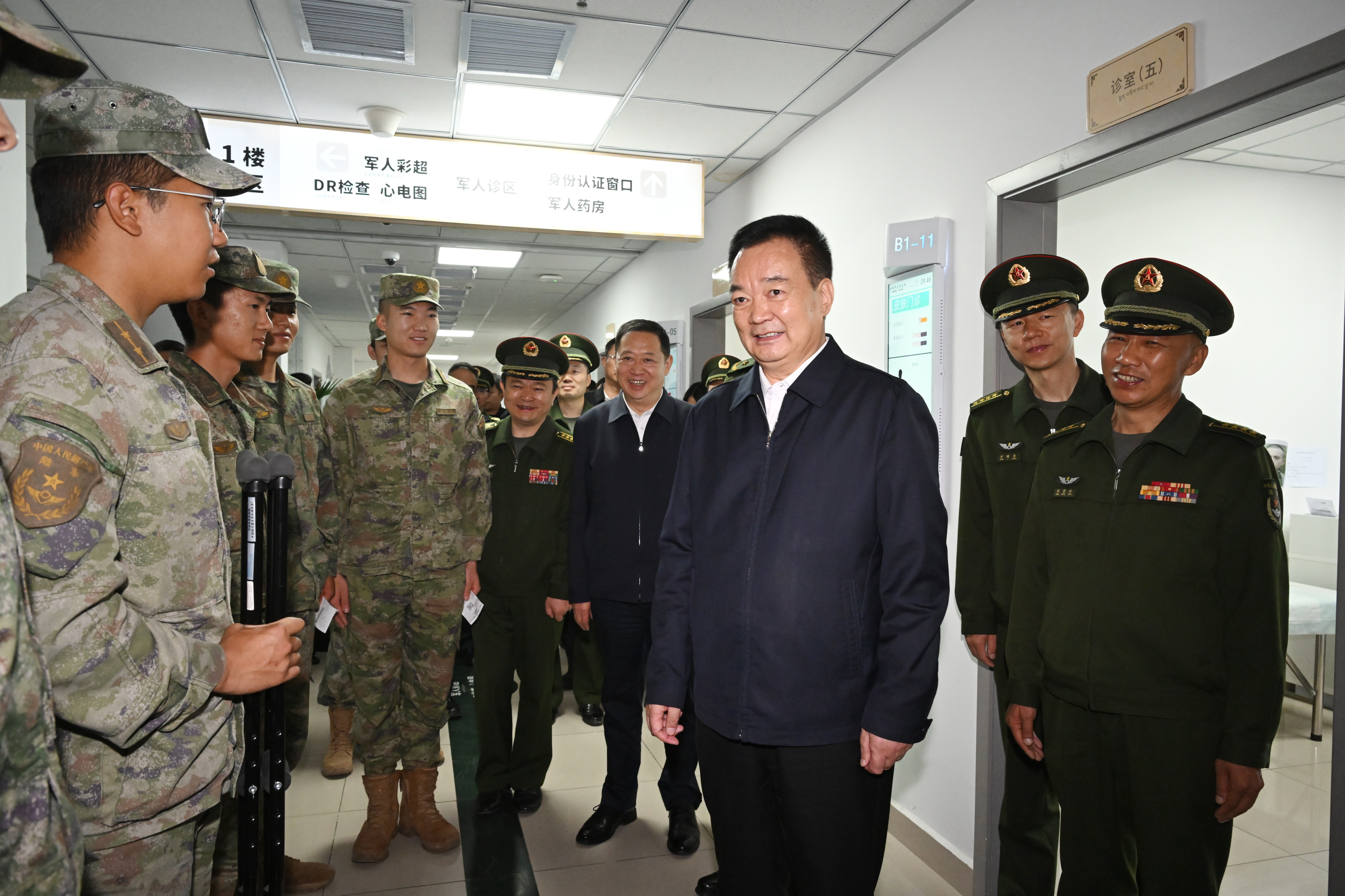 王君正“八一”前夕看望慰问驻藏部队官兵
