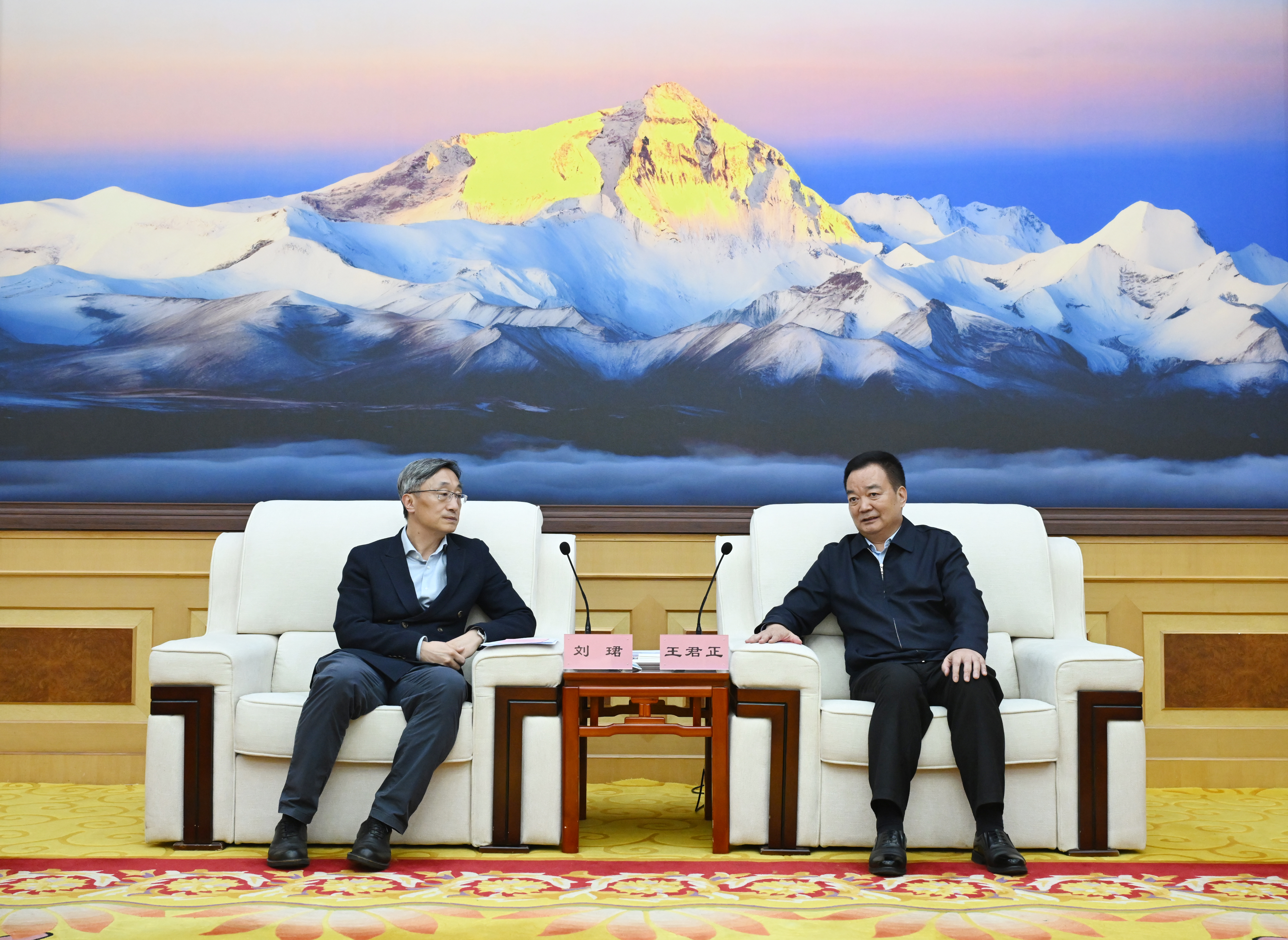 王君正与中国工商银行行长刘珺座谈