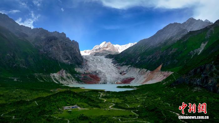 布加雪山冰川获评“落差最大的悬冰川”
