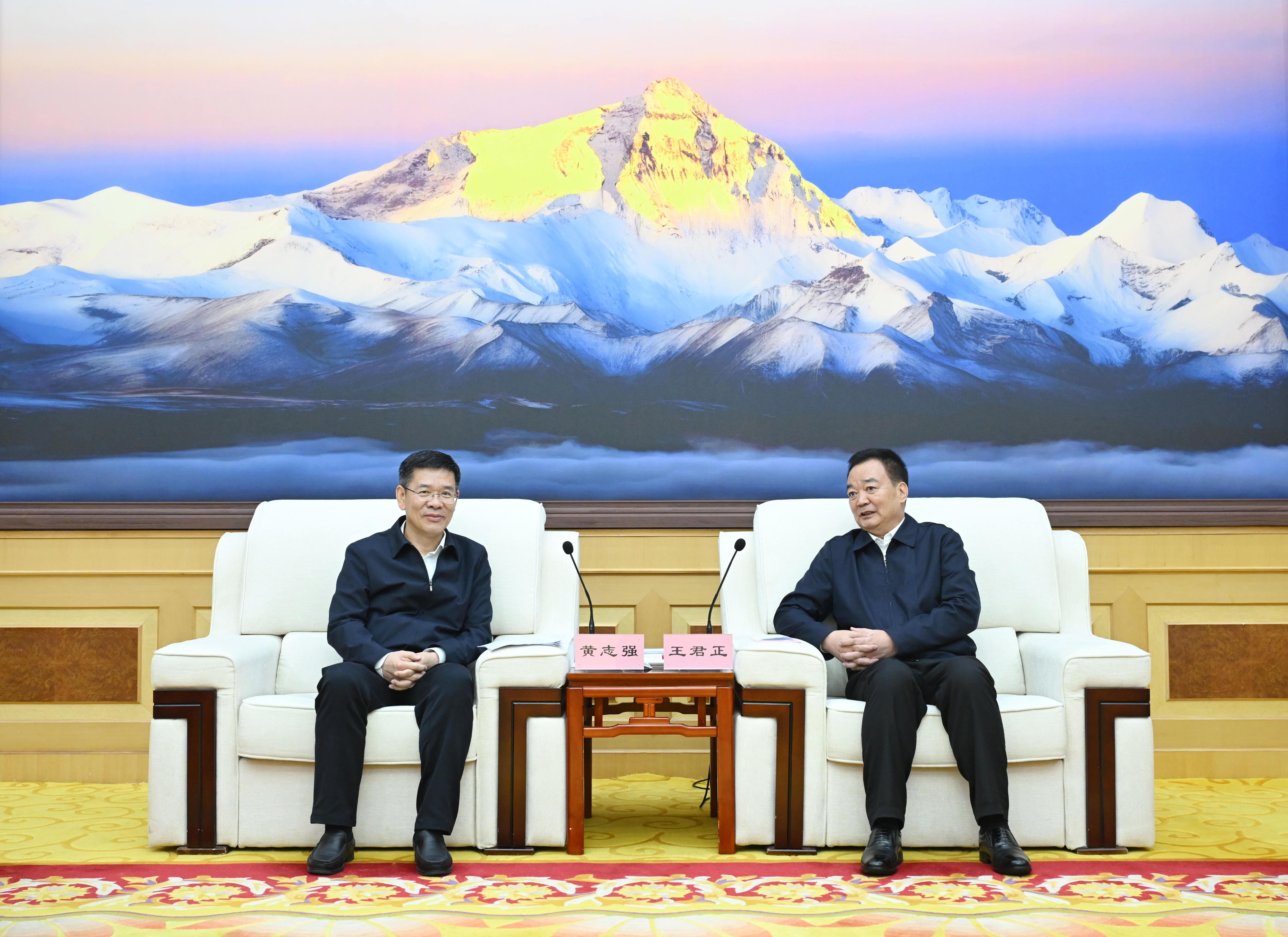 王君正与国家开发银行党委副书记黄志强座谈