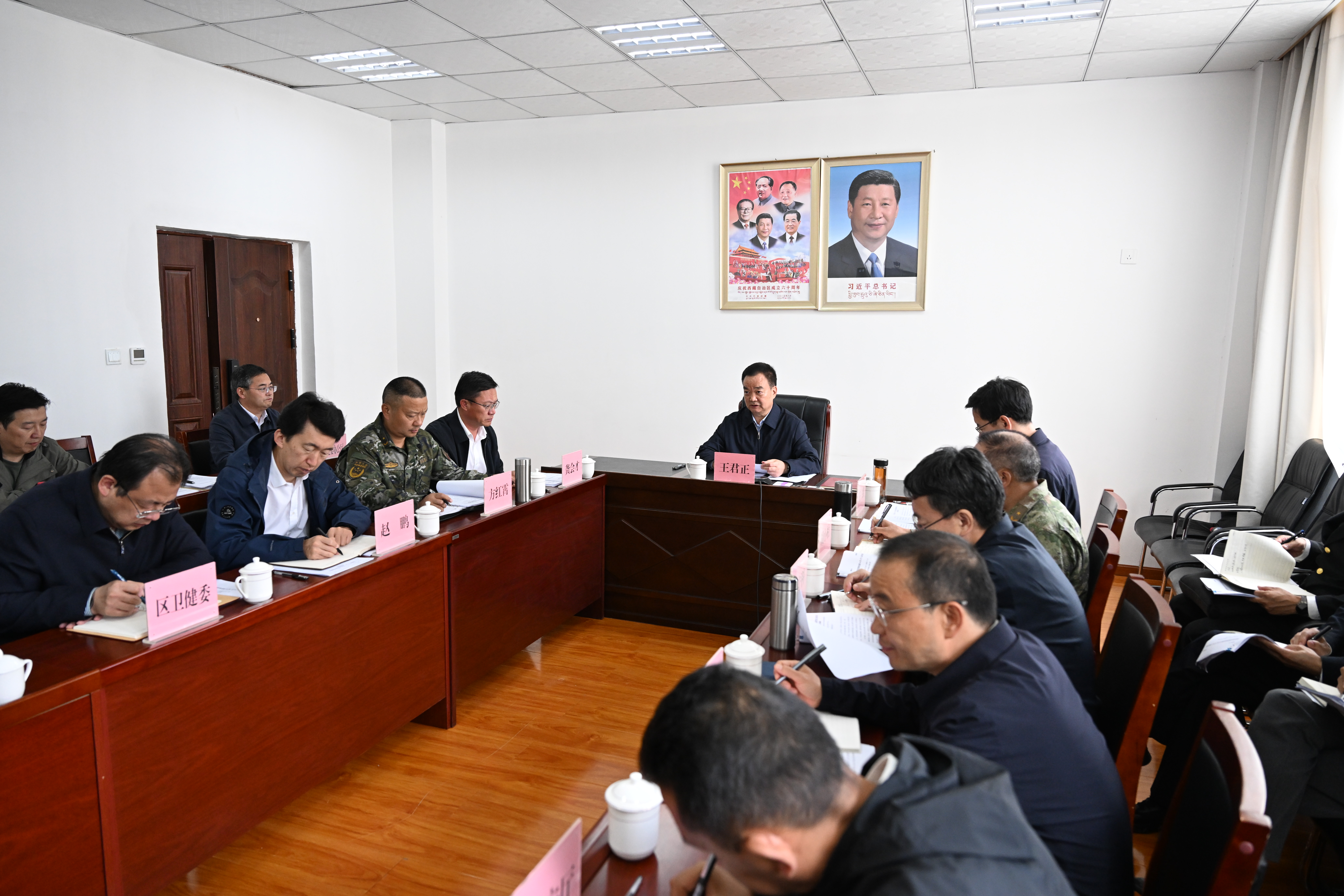 王君正主持召开自治区党委常委会（扩大）会议