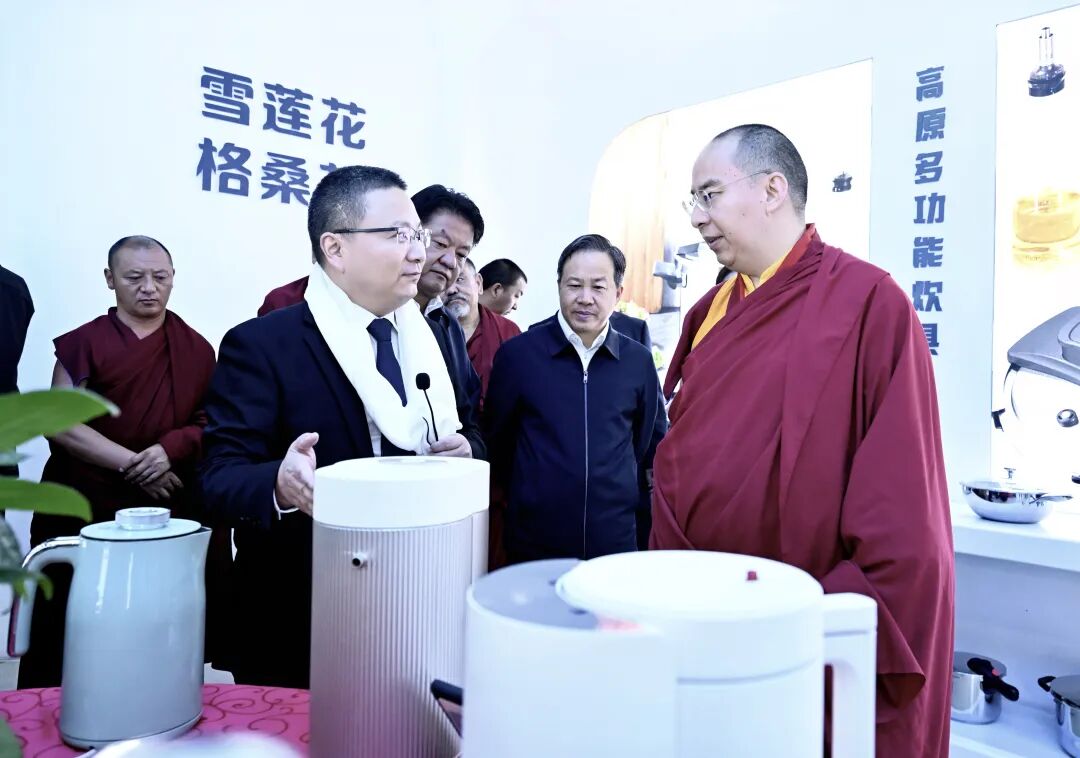 班禅额尔德尼·确吉杰布在佛协西藏分会日常履职办公并在拉萨开展社会调研和佛事活动