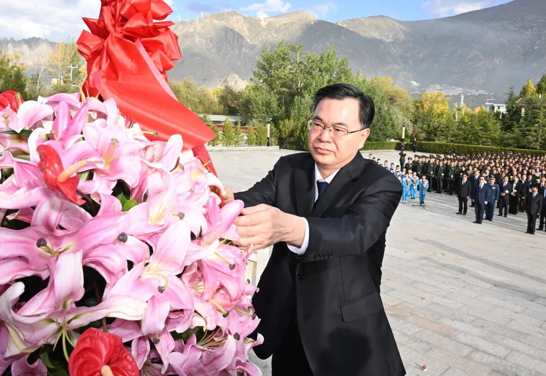 自治区举行烈士纪念日向烈士敬献花篮仪式 胡昌升严金海嘎玛泽登龚会才出席