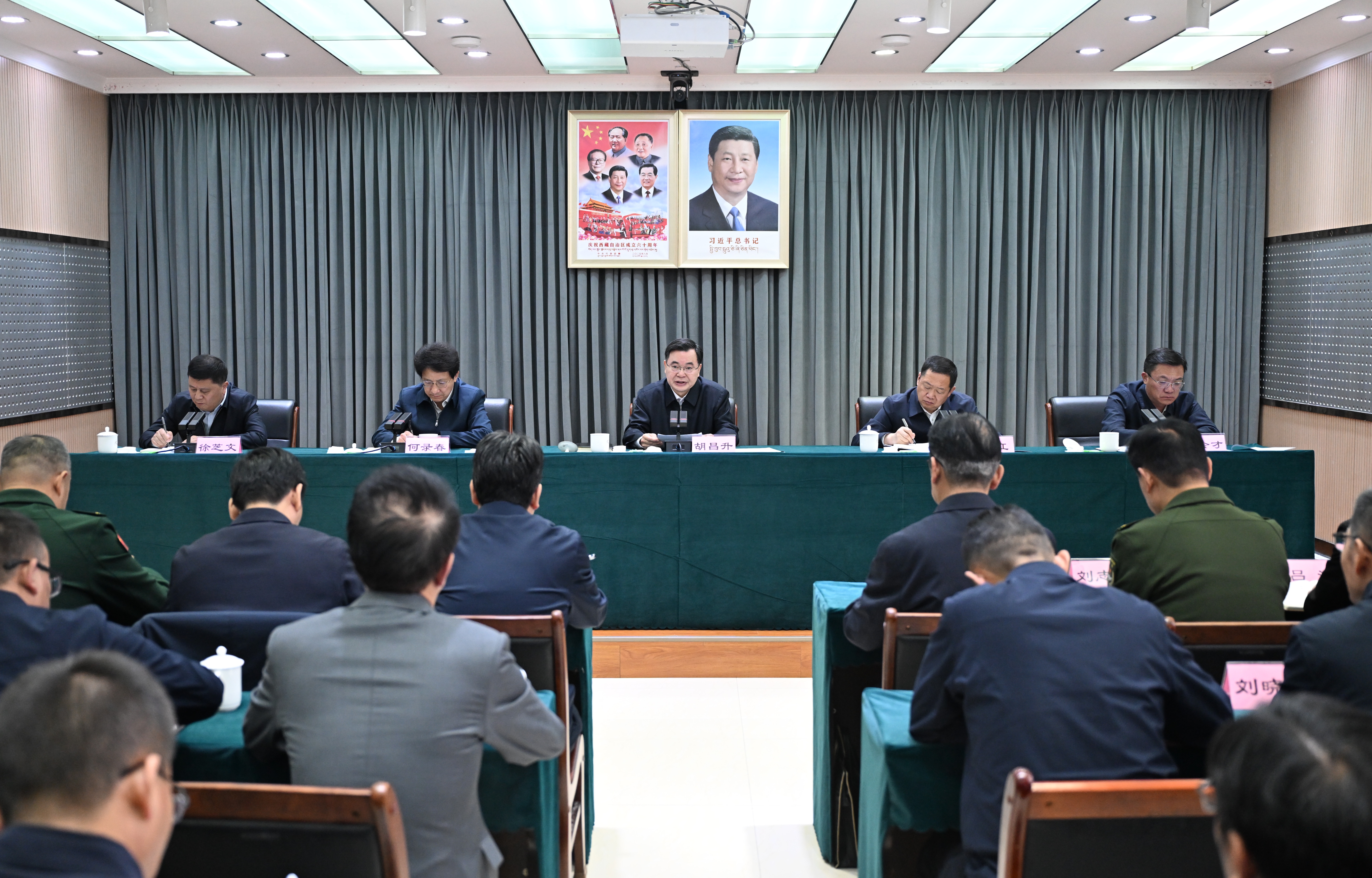 胡昌升调研基层综治中心建设运行并主持召开自治区党委政法委干部大会