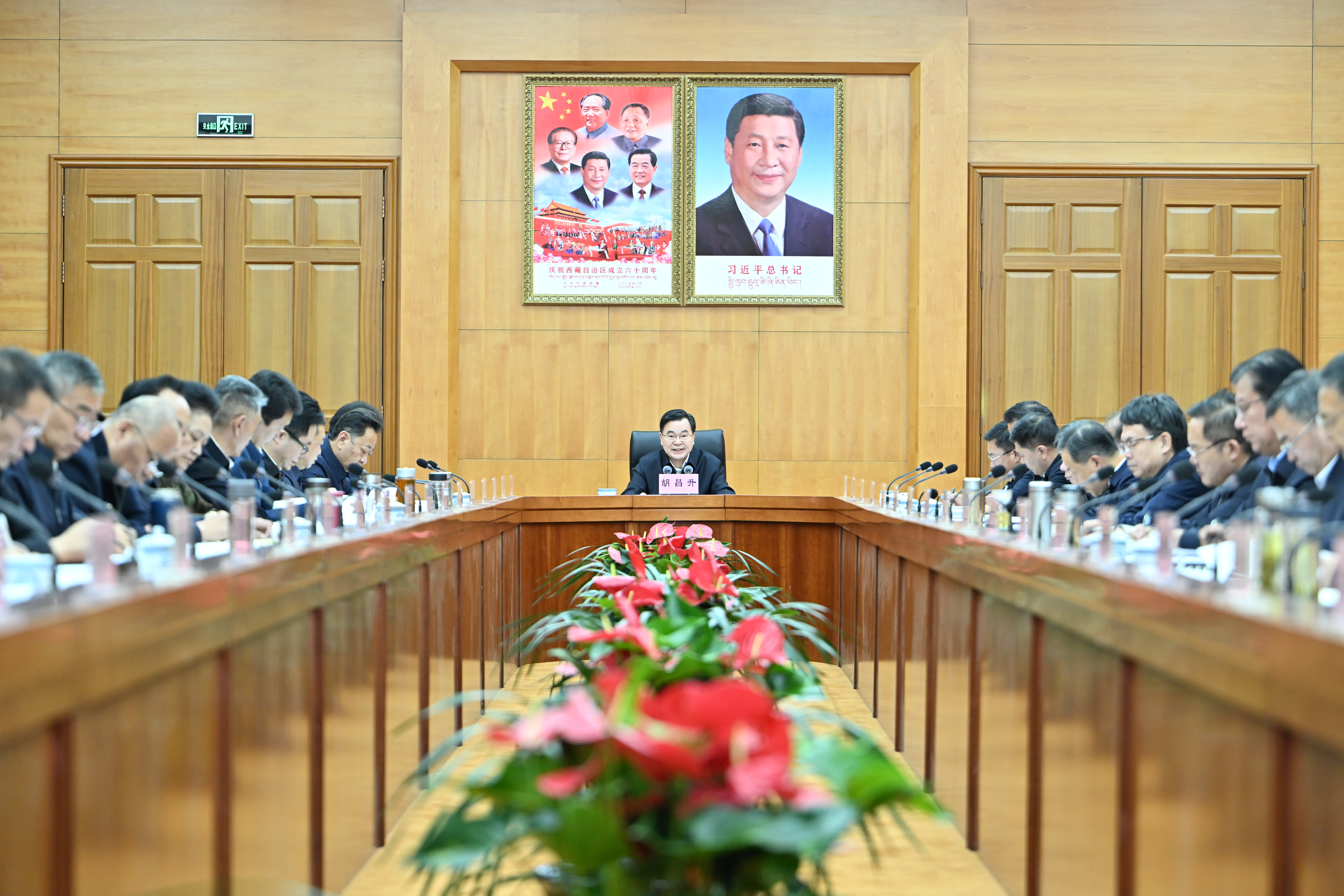 胡昌升主持召开自治区党委常委会会议