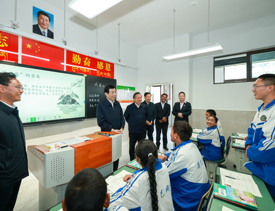王沪宁在四川调研时强调 坚持为推进中国式现代化凝心聚力 扎实做好新时代党的民族宗教工作