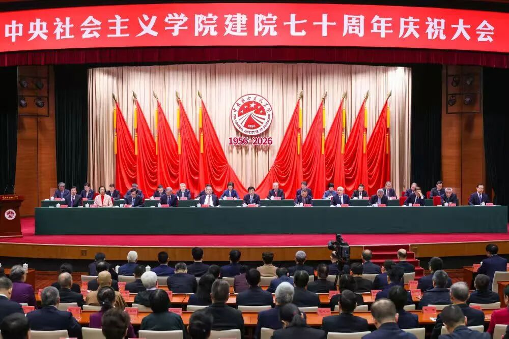 为巩固和发展爱国统一战线作出新的更大贡献
