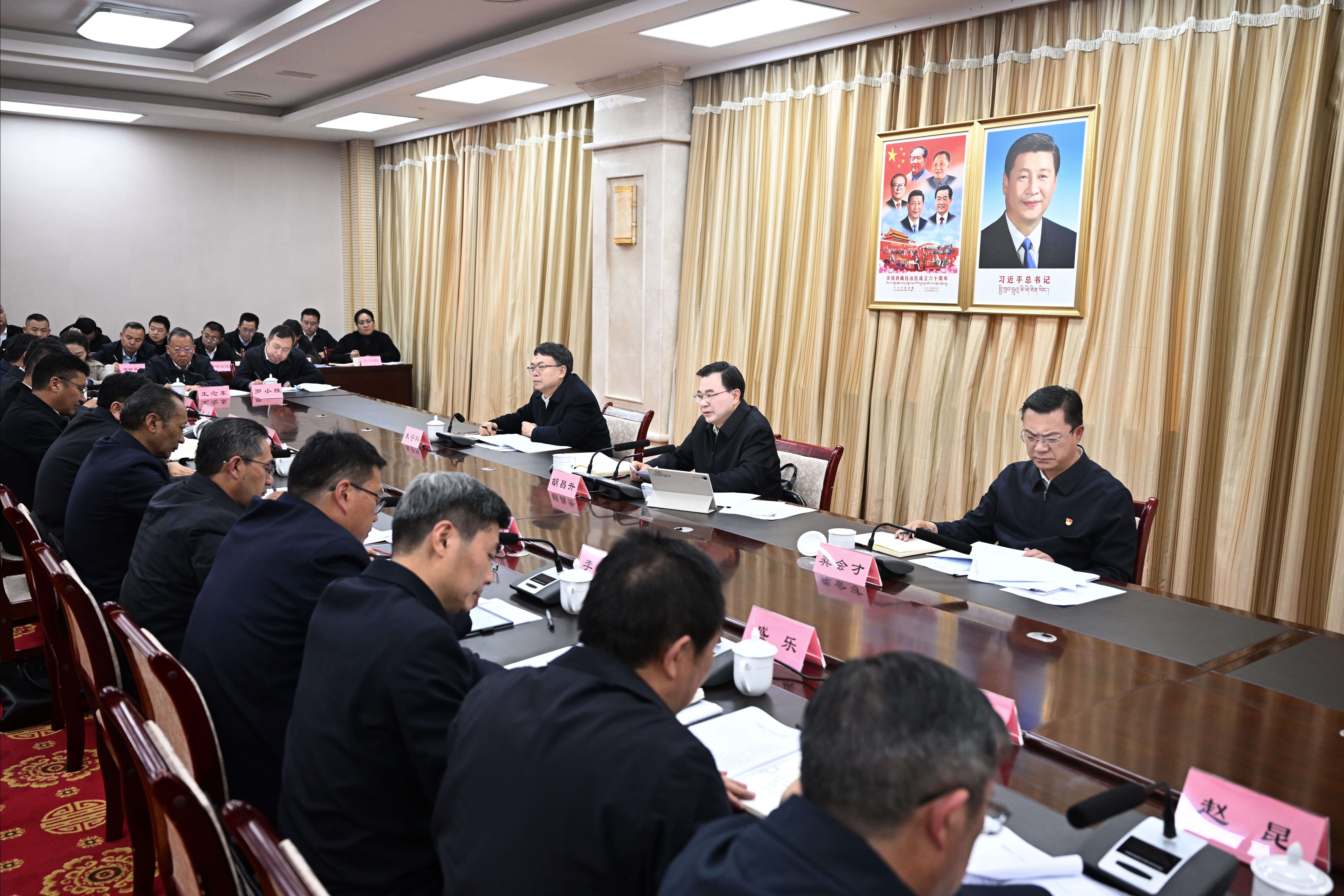 胡昌升主持召开那曲市工作汇报会并听取两省五企援藏工作情况汇报