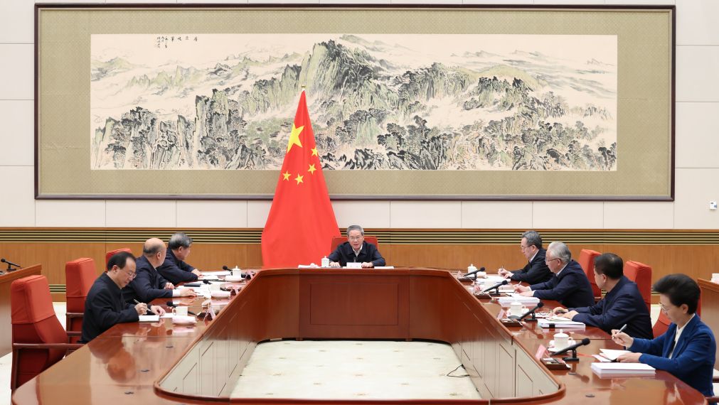 李强主持召开国务院党组会议 学习贯彻习近平总书记在党的二十届五中全会上的重要讲话和全会精神 丁薛祥出席